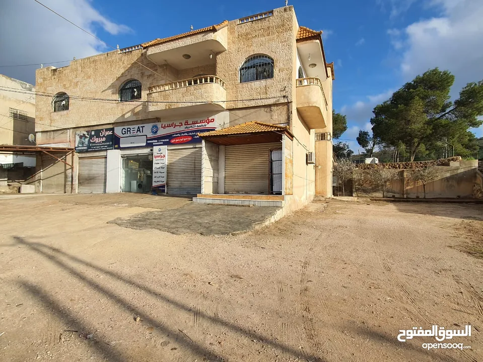 عمارة تجارية و سكنية  في جرش للبيع العمارة على شارعين    شارع رئيسي و شارع فرعي في منطقة حيوية