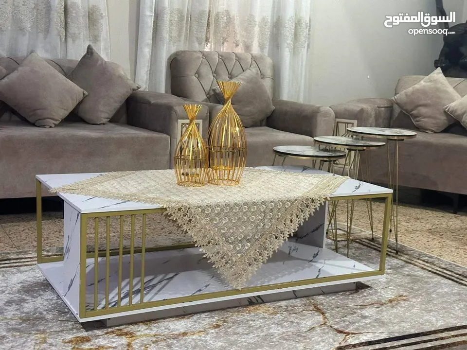 طاولة جانبية خشبية متينة بتصميم رخامي مناسبة لغرفة المعيشة وغرفة استقبال الضيوف.