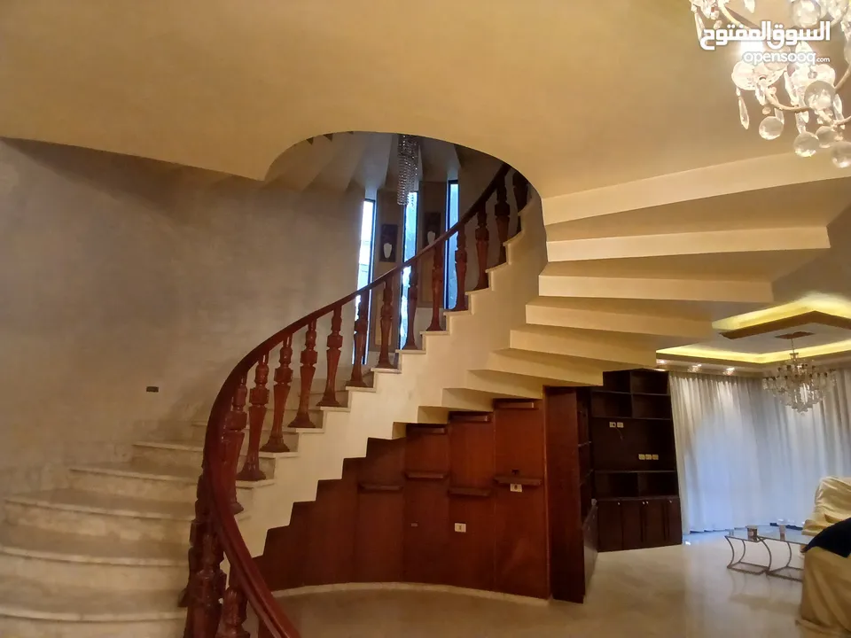 فيلا للايجار في عبدون مجددة بالكامل