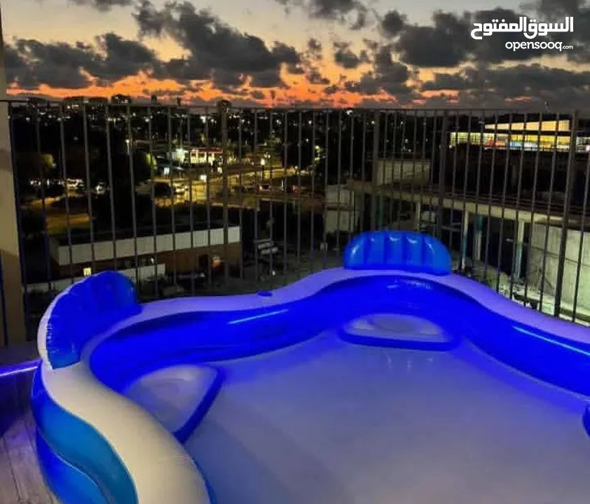 بركة سباحة عائلية مع اربعة مقاعد