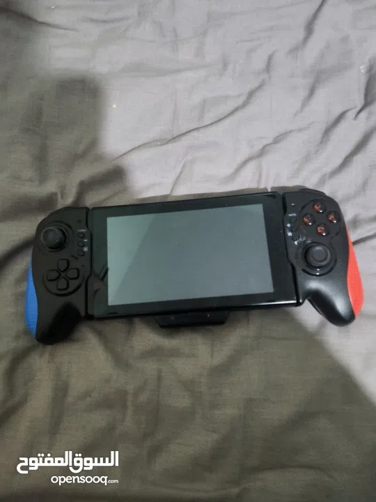 نينتندو سويتش مع كينترولارنينتندو سويتش مع كينترولارنينتندو سويتش مع كينترولار