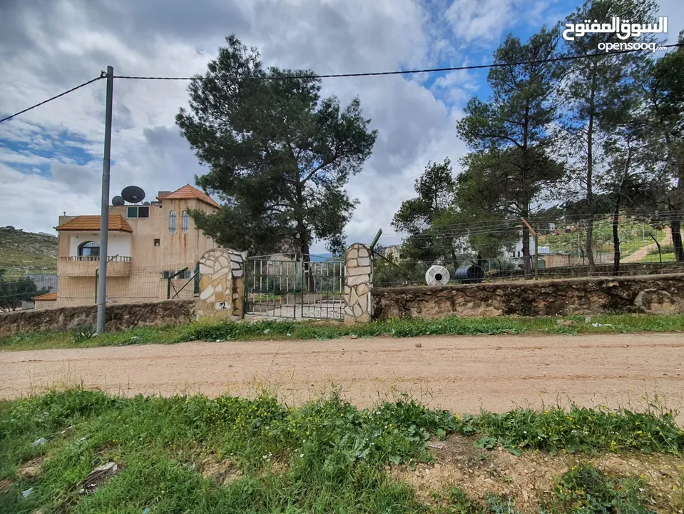عمارة تجارية و سكنية  في جرش للبيع العمارة على شارعين    شارع رئيسي و شارع فرعي في منطقة حيوية