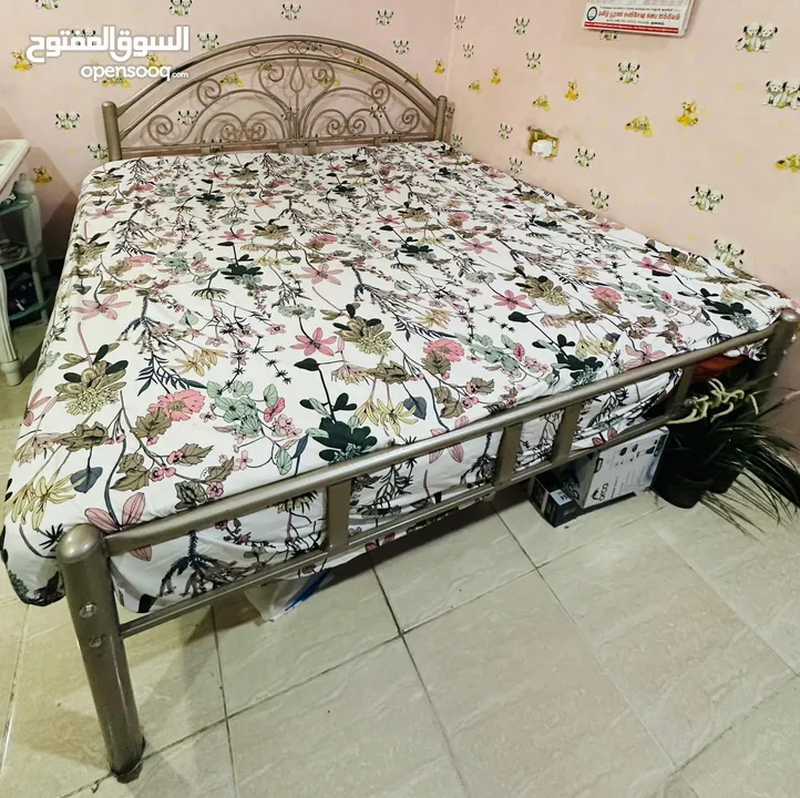 سرير مع مرتبة Bed with Mattress