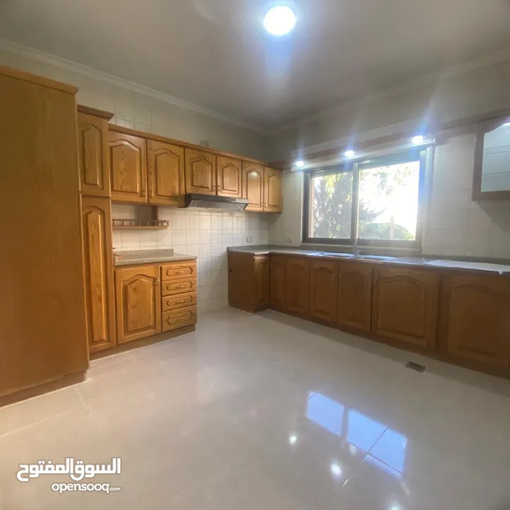 شقة للبيع في الصويفيه بالقرب من زيت وزعتر 160م ط 1 / ref 708