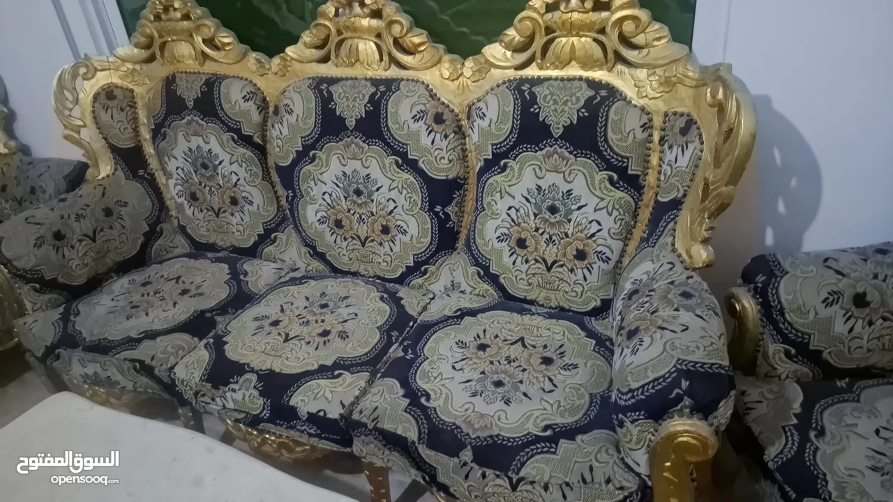 كنب حفر كلاسيكي مع طاولات رخام