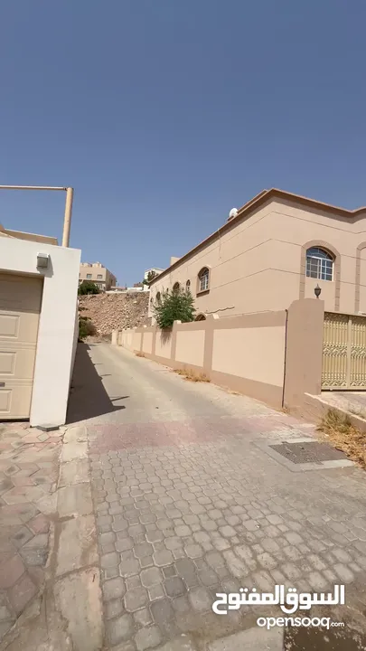 للبيع فيلا مميزة كورنر في بوشر قريب المدرسه الامريكيه 4 غرف نوم وصالتين وحوش واسع