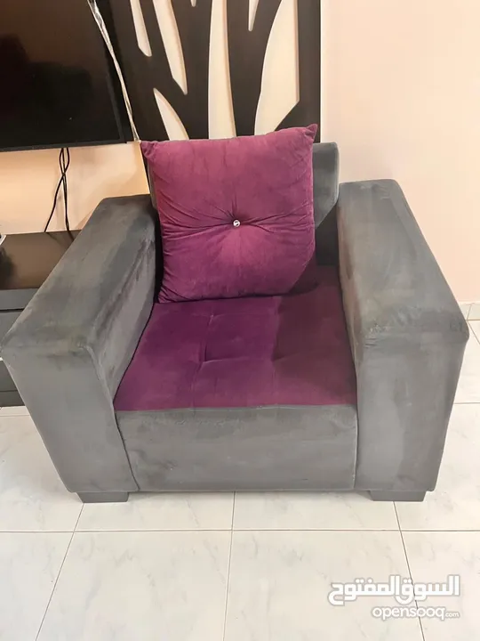 اثاث مستعمل بحالة جيدة (طقم كنب/ طاولة سفرة/ مزنون/ طاولة وسط/ براويز/ برداي)