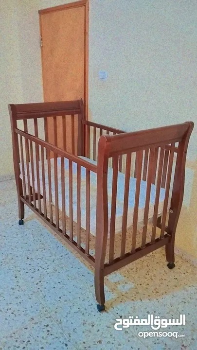 سرير اطفال من عمر يوم ل 4سنين خشب زان مستعمل سنه فقط