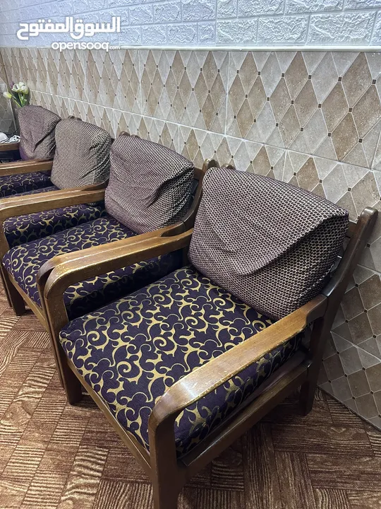 طقمين كنب بحالة ممتازة للبيع بسعر ممتاز