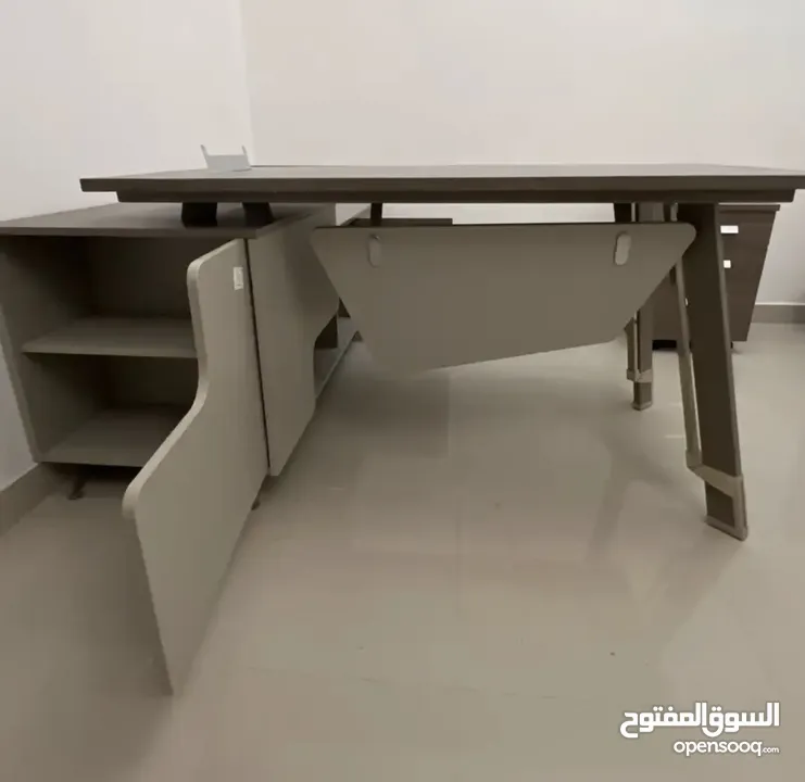 طاولة مكتبية للبيع + كوميدينه