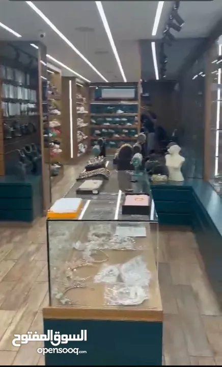 محل للبيع بالخلو  مساحة المحل 60 م + 60 م طابق تاني المحل عبارة عن بابين ديكور فخم جداً