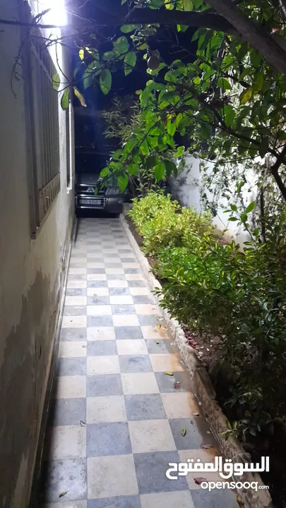 شقه من فيلا(غير مفروشة )للايجار طابق اول ب 360 ويوجد شقة صغيره طابق ارضي مدخل مستقل (غير مفروشة)150د
