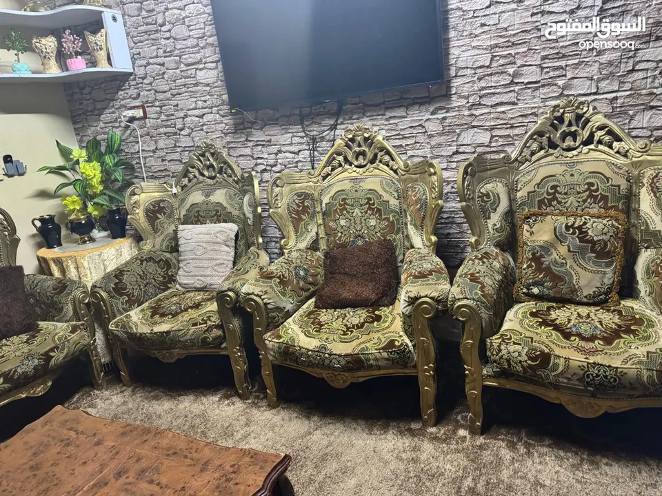للبيع طقم كنب خشب زان حفر أمريكي 9  مقاعد بحالة جيدة وطاولة خشب