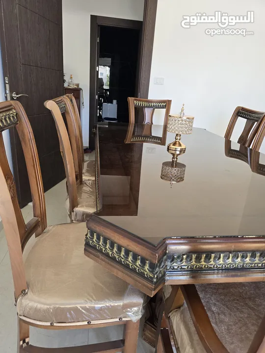 طاولة سفرة 8مقاعد+غاز+ثريا طبقتين بسعر حرق 300 دينار