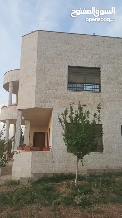 فيلا مميزه ومطلة و مخدومة   علا شارعين للبيع للبيع السعر جيد جدا