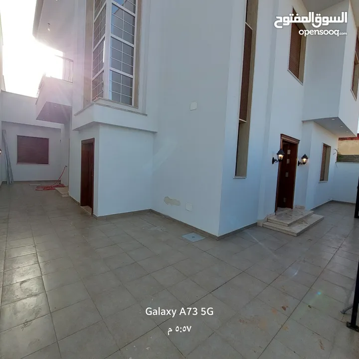 فيلا دورين مفصولات عين زارة بالقرب من مدرسة جابر بن حيان قريبة عالرئيسي والمسجد والخدمات