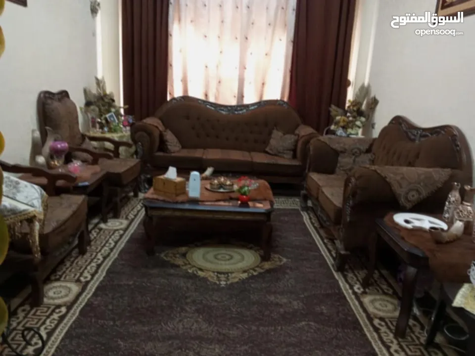 عمارة وسط السوق التجاري بين شارع السعادة وشارع الملك عبدالله
