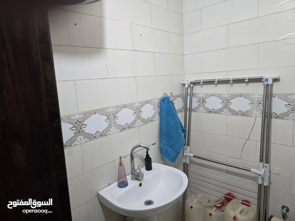 شقه مدخل مستقل مرتفعه 7 درجات عن الشارع مساحة الشقه 178 م2 عمر البناء 8 سنوات شماليه غربيه جنوبيه بس