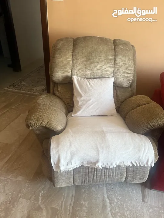 كنب مستعمل وطاولة في حالة جيدة وكنب هزاز وتلفزيون وطاولة تلفزيون والسعر قابل للتفاوض