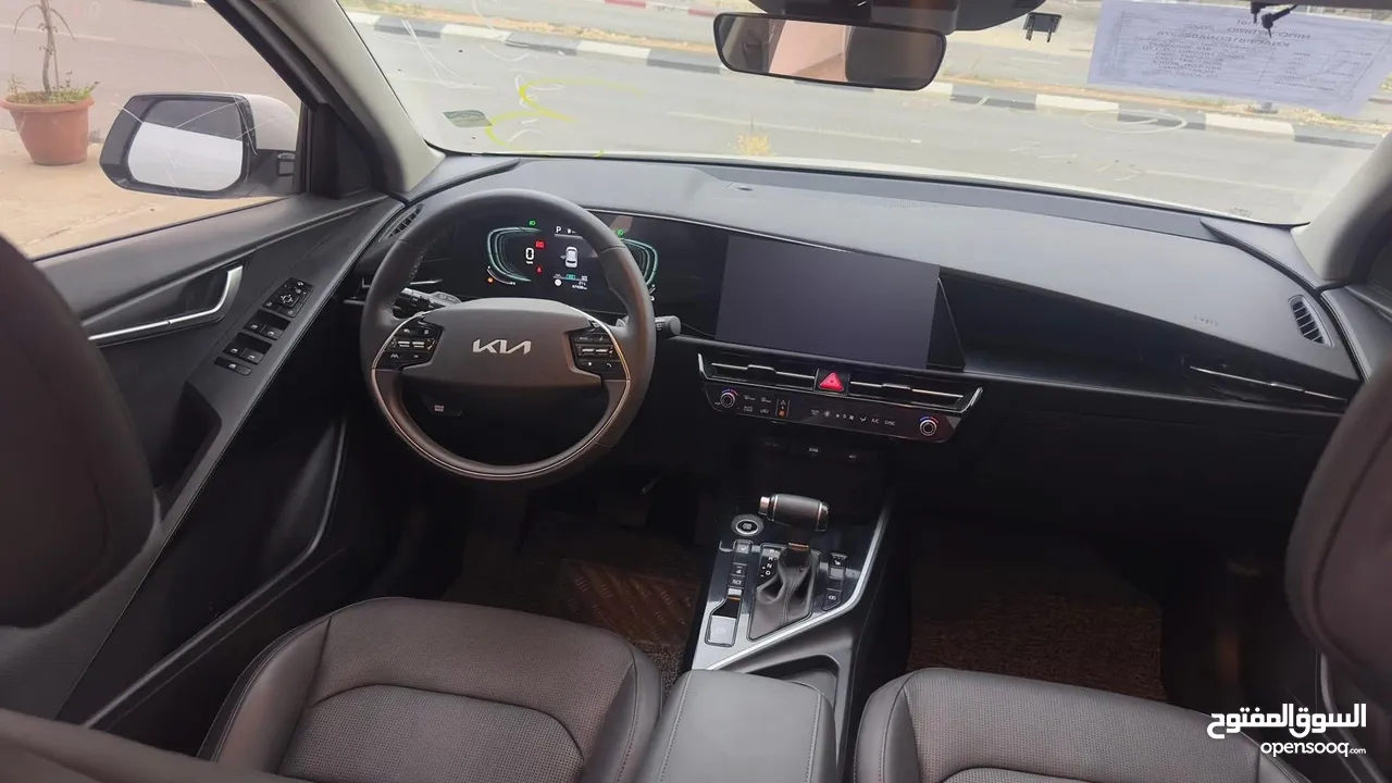 كيا نيرو لون ابيض