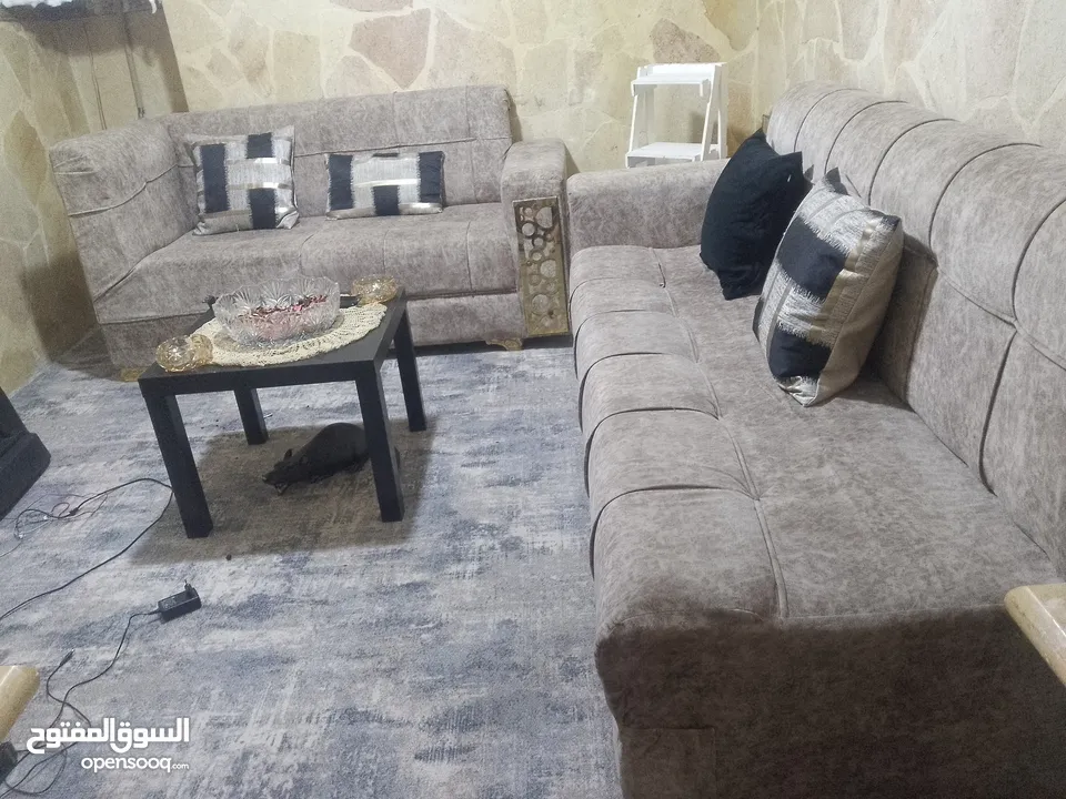 طقم كنب حرف ال للبيع مع طاوله صغيره وسط