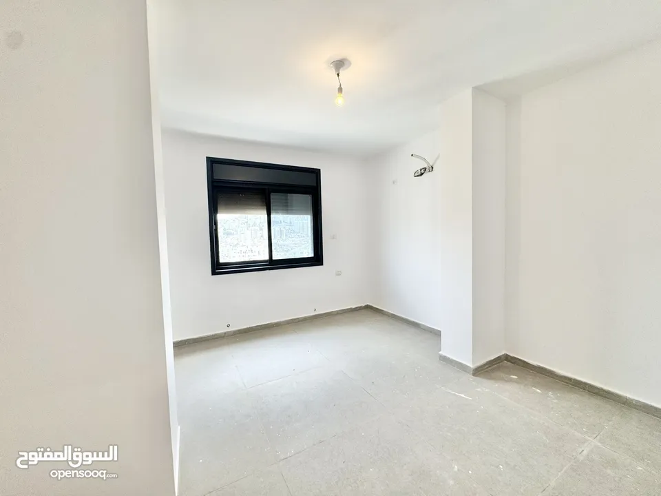 حديقة على مستوى الشارع  ومدخل خاص