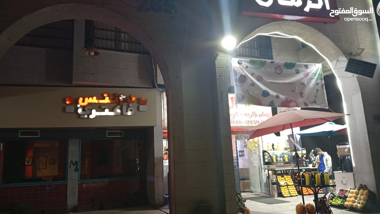 للايجار محلات تجارية مساح كل محل حوالي 40م و صالة كبير 180م مقابل البوابة رئيسية للجامعة الاردنية