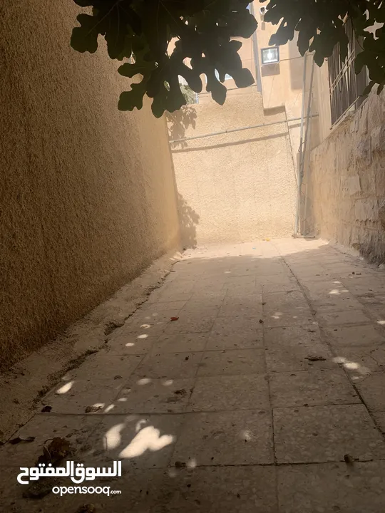 عمارة للبيع في وادي الحجر