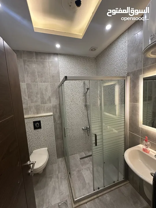 ستوديوهات جديدة 150 دينار اسبوعيا او 450 دينار شهريا في عمارة عائلات راقية