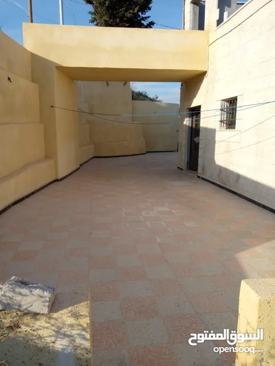 منزل مستقل بناء عمر سنتين اربع واجهات حجر