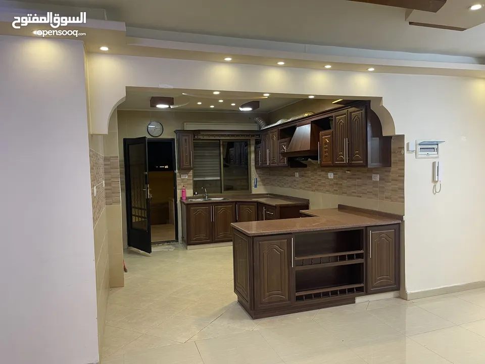 شقه بمدخل مستقل فاخره ومميزه  طابق ارضي مجمع عمان جديد