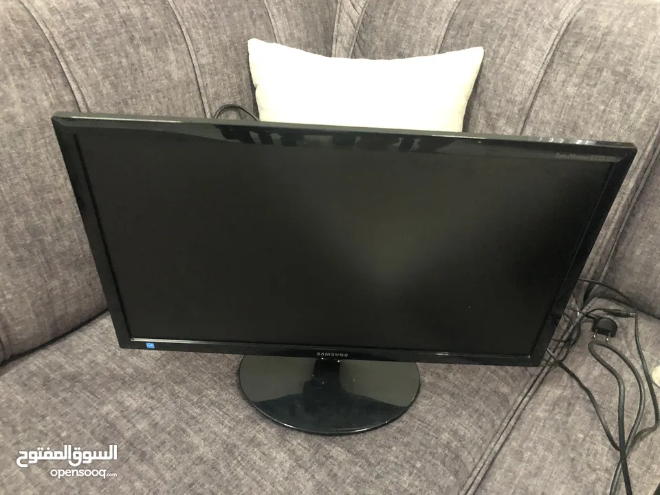 شاشتين وكيبورد وماوس