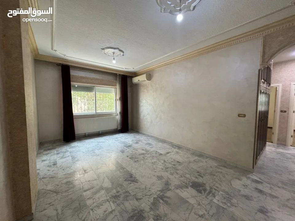 شقه مميزه للبيع خلف سوق السلطان