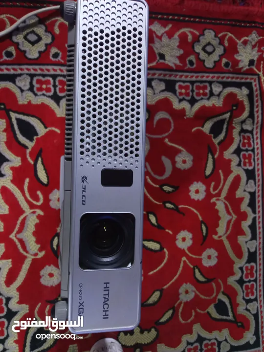 بروجكتر هيتاشيVGA موديلcpRx70....2000لومنس به مدخلAV.......VGA