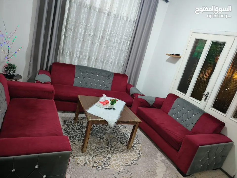 طقمين كنب جلوس بتصميم جديد وألوان جديدة وترندي مستعمل بحالة الجديد ممتاز ومريح للجلوس