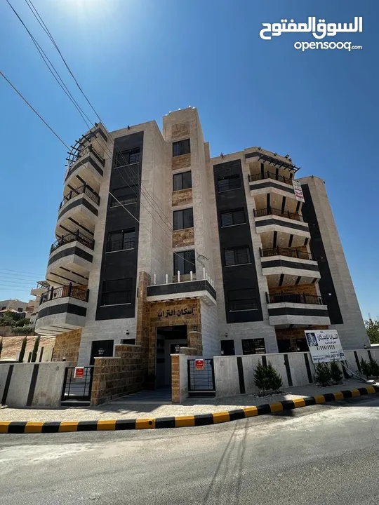 شقة استثمارية  للبيع بسعر مغري مع مطبخ وديكورات خشبية مميزة