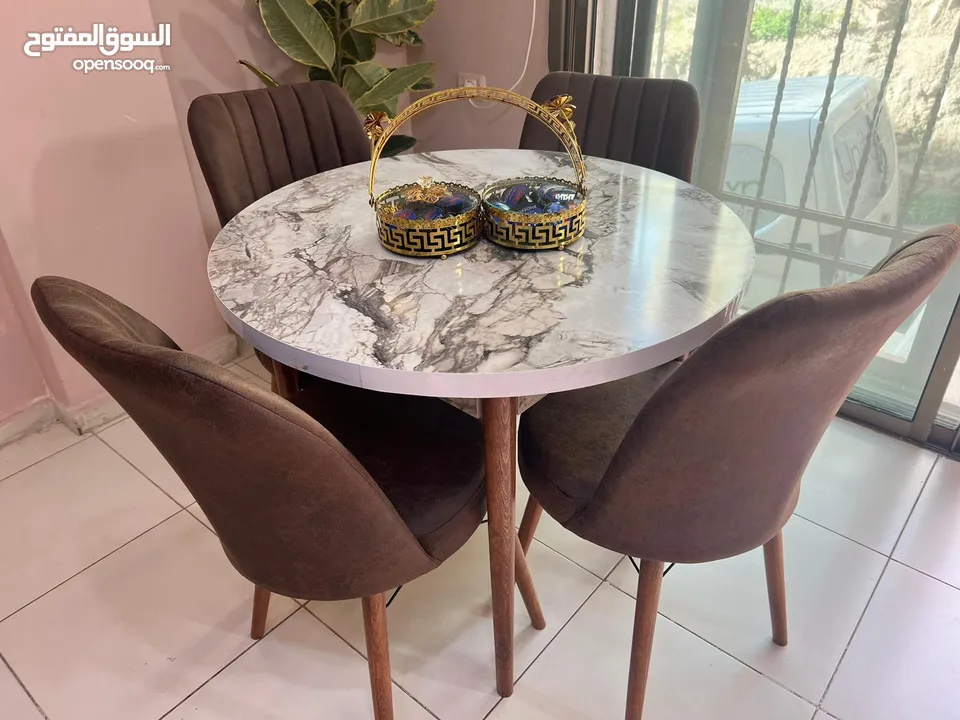 دللي منزلك بطاولة سفرة دائرية أنيقة   مثالية للمساحات مع 4 كراسي  بتصميمها التركي الأصيل