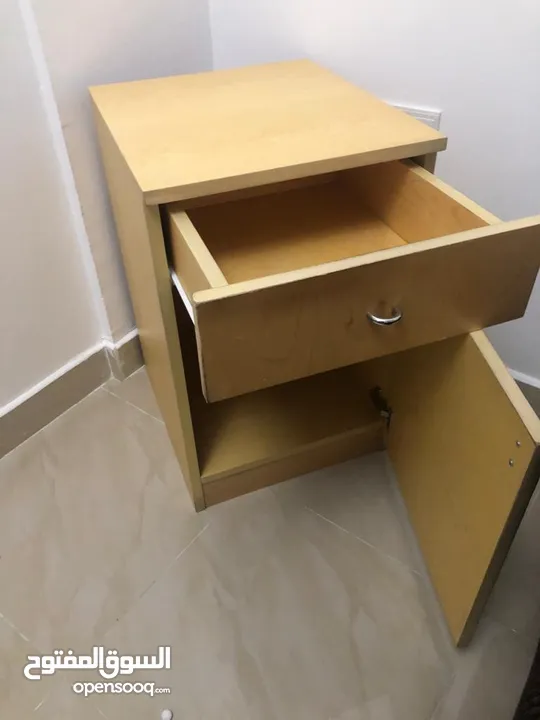 8 ro Side table Drawer