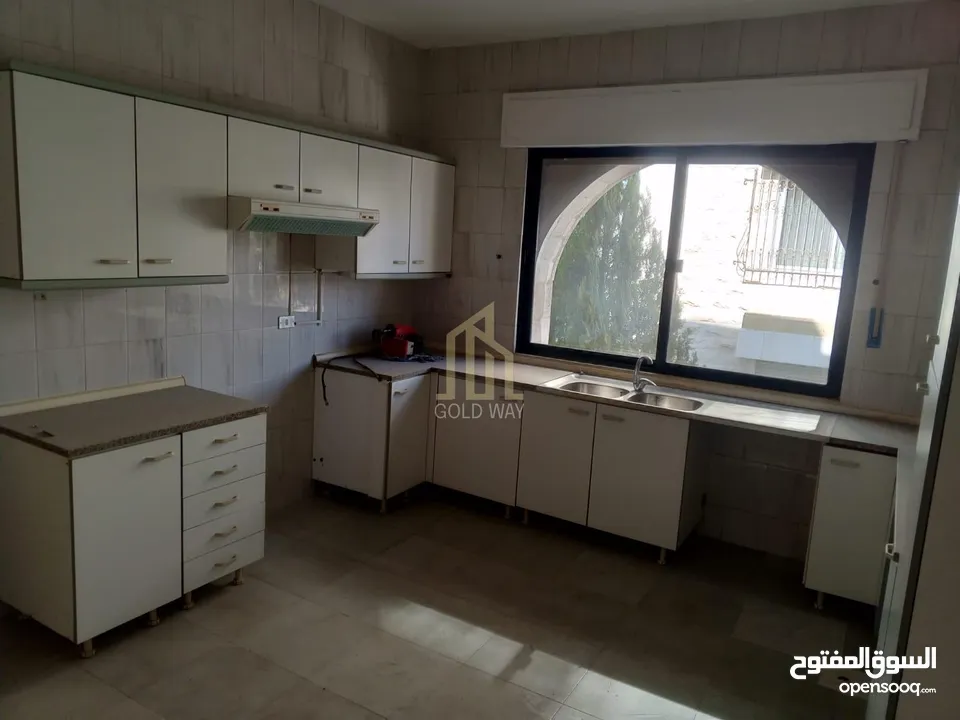 في أجمل مناطق عبدون طابق أول 205م بتشطيبات راقية وسعر مميز / ref 9427