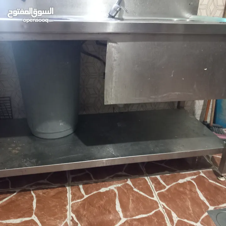 مجلى ستيلس ثقيل صناعي  ثلاجة بحاجه الى مروحة  طاوله ستيلس  غاز عين وحدة كانون كبير طول مترين عرض 40س