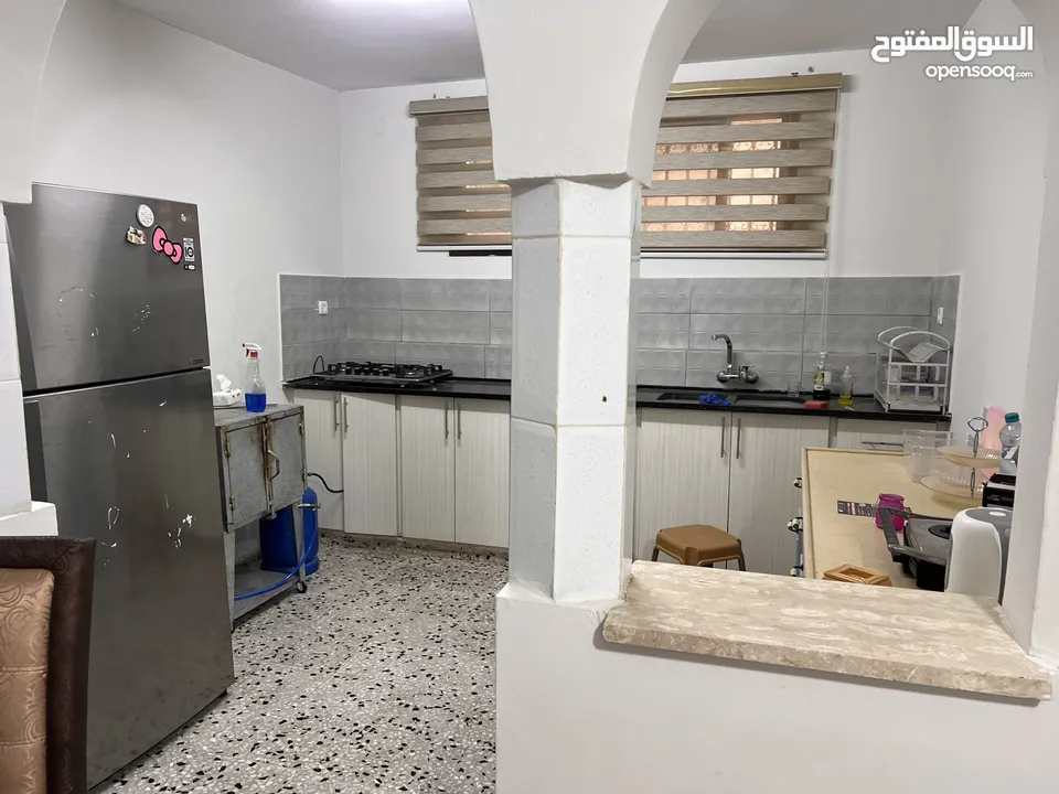 منزل طابقين متاح طابق ارضي جاراً لاصحاب المنزل غير شامل اي خدمات اضافية