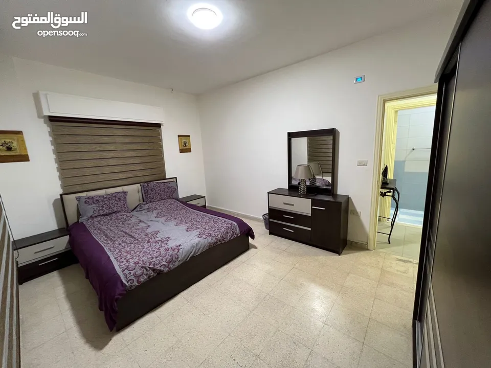 شقه  ارضيه مفروشه مكونه من غرفتين نوم وحمامين وصاله وصالون ومطبخ مجهز بالكامل  برنده  مواقف خاصه