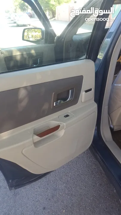 سيارة كاديلاك نوع SRX موديل 2006 بحالة جيدة جداً تتميز بداخلية نظيفة جداً