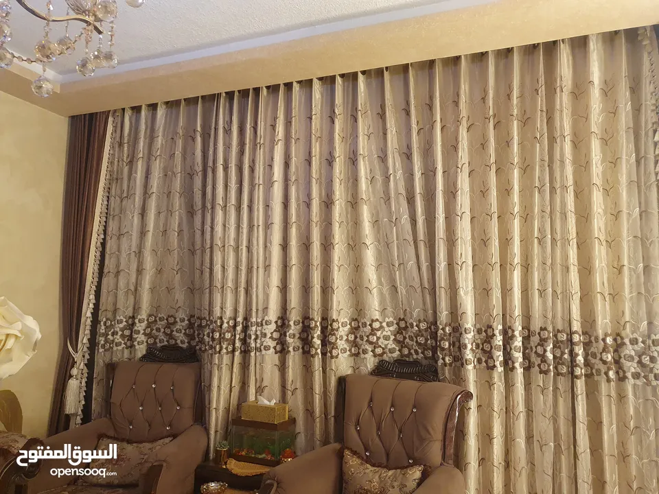 طقم كنب بحاله جيده جدا للبيع مع سجاده والبردايه