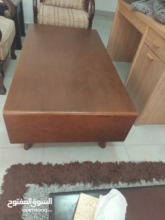 طاولة وسط خشب ثقيل