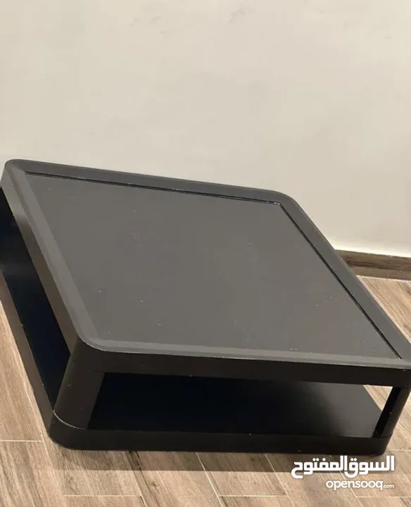 طاولات لون اسود