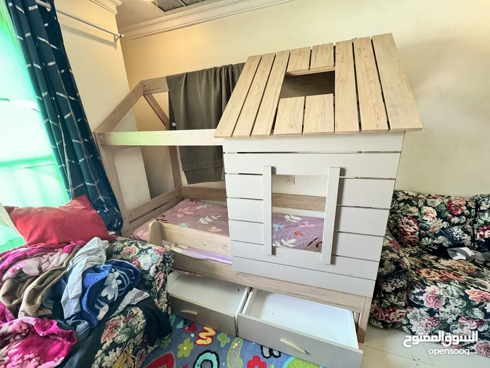 سرير اطفال مع مرتبة جديدة مع تسريحة مع مكتب وكرسي