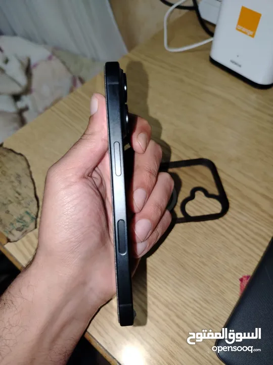 لون اسود iphone 16