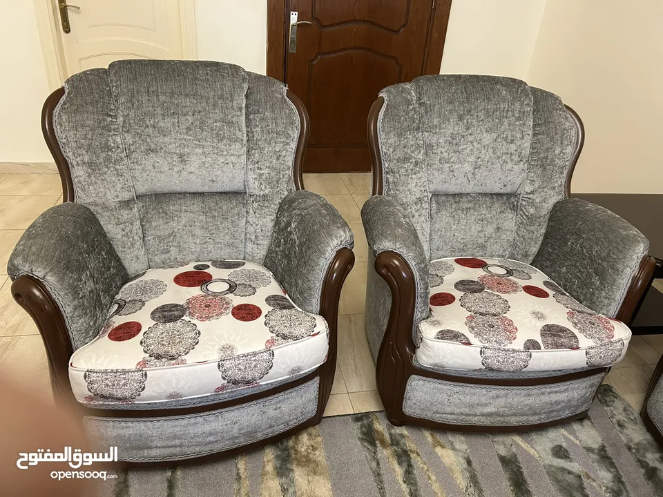 طقم كنب مستعمل لون سكني بحال جيده جدا
