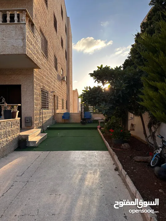 شقة أرضية مميزة واسعة بالجبيهة -قرب الجامعة الاردنية و ساحة خاصة بسعر 92,000 قابل للتفاوض